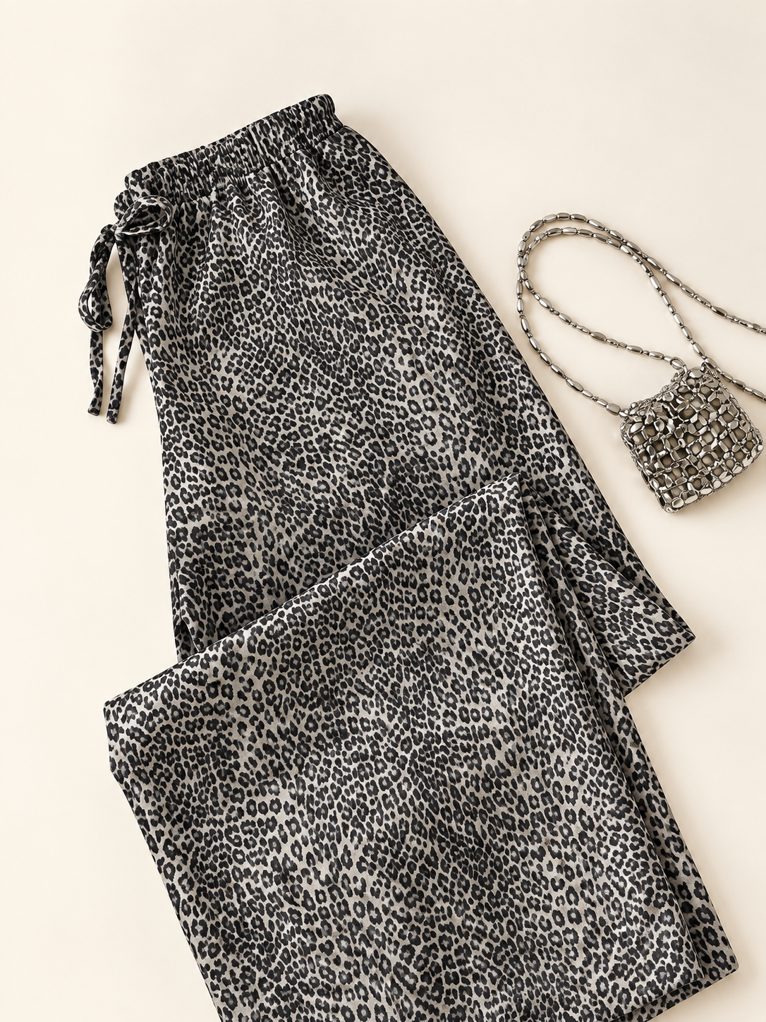 Make a statement while staying comfortable in our Relaxed-Fit Leopard-Print Drawstring Sweatpants, featuring a laid-back fit and adjustable drawstring waist. Perfect for cozy days or casual streetwear looks—shop now and add a bold touch to your wardrobe!